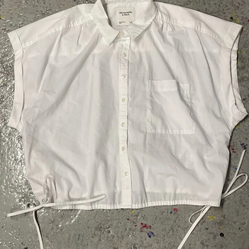Abercrombie & Fitch White Cropped Button-Up Shirt with Drawstring Hem - Picture 1 of 4